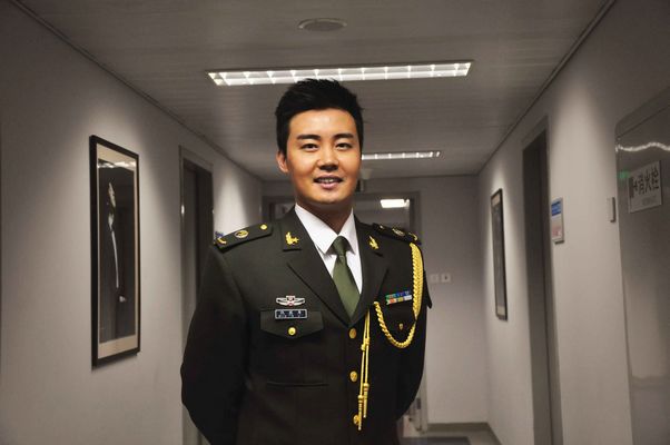 总政歌舞团60周年庆 张英席英姿飒爽军装亮相