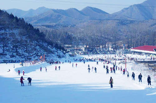 玉龍滑雪場玉龍滑雪場是天津首家大型滑雪場,坐落於天津薊縣城北7公里