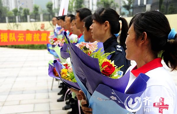 迎接他们的,是鲜花和掌声.(齐鲁网记者李淼摄)