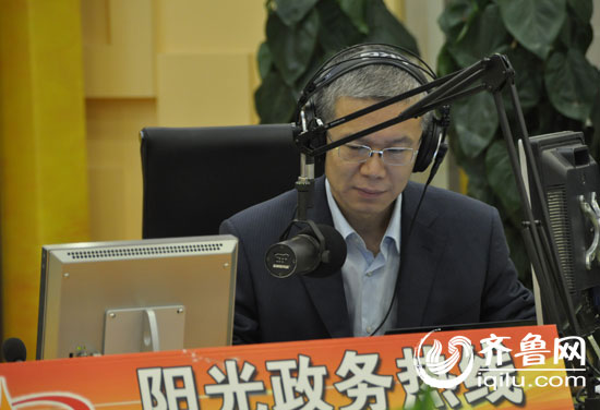 网山东省电力公司副总经理张凡华做客《阳光政务热线》(记者黄鹏伟摄)