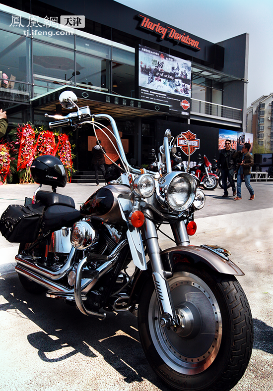 哈雷摩托车队亮相天津街头 硬朗外形吸引市民驻足
