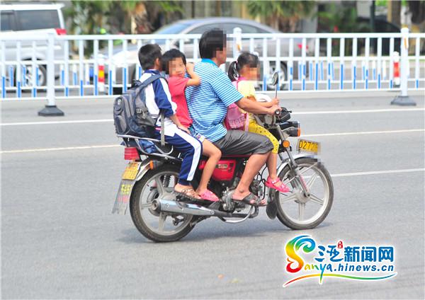 正文10月15日,榆亚路一辆摩托车上载了4个人,其中3个是未成年的学生