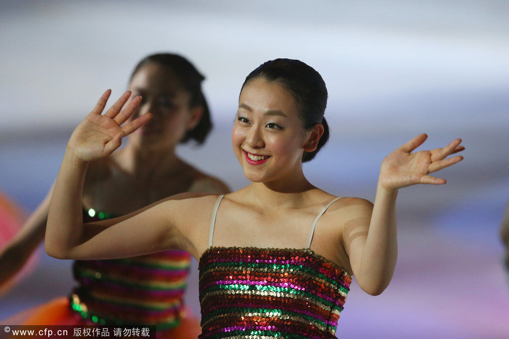 2014年7月20日,長野,淺田真央短髮亮相冰上節目,與姐姐共同表演冰雪