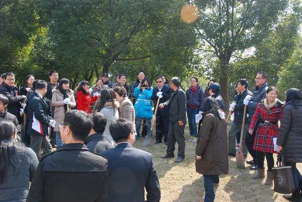 上海交大机关青年教师开展植树活动(图)
