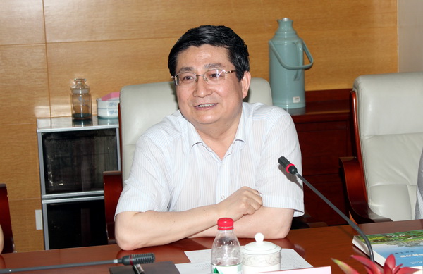 副校长赵彬向访客介绍我校创新人才培养模式相关情况