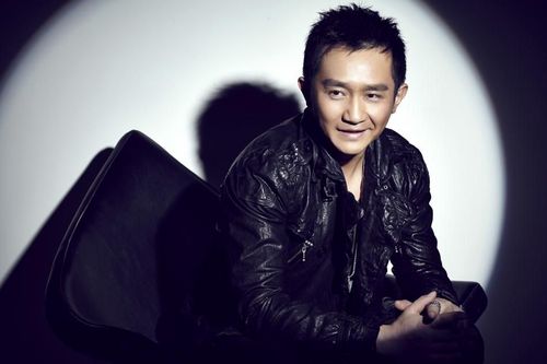 [帅气]高天被喻贺岁档黑马 写真展硬汉本色