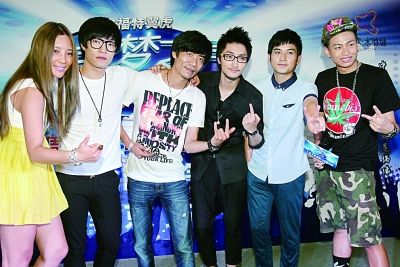 (左起)邹宜璇,赵晓好,朱国武,包文熙,徐云霄,赵卓能.  尤晓源 摄