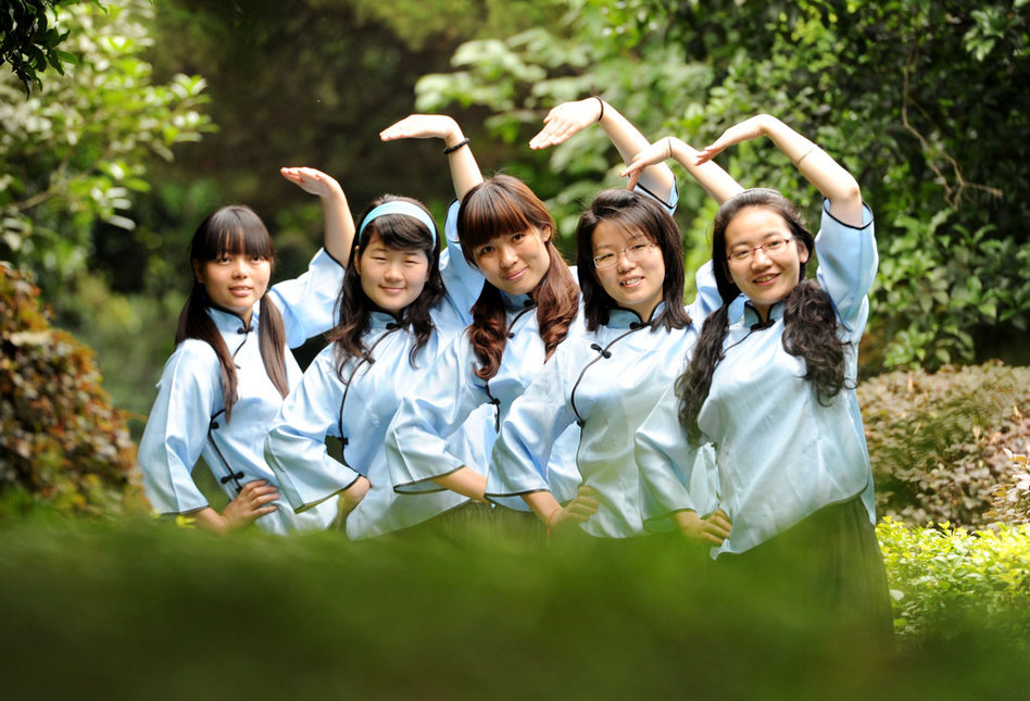 南京大学的几名毕业女生身穿民国时期学生装在校园内拍摄毕业照