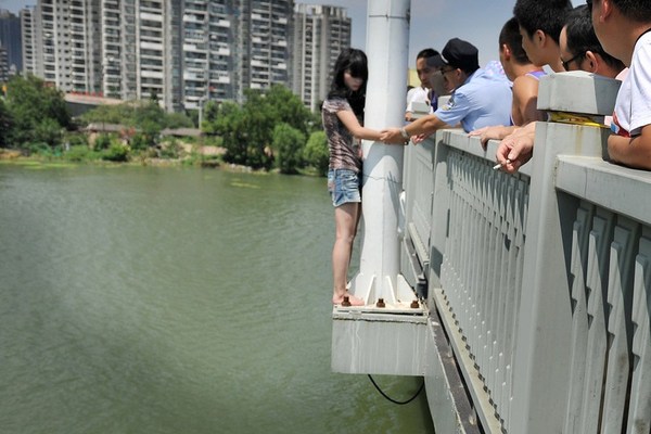 武汉男子下跪劝回欲跳桥女友