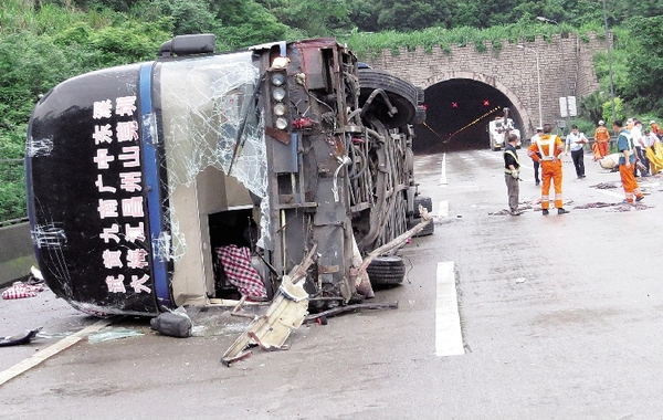 图为:车祸现场 韶关消防提供