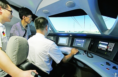 记者试驾动车仿真训练模拟器.记者詹松摄 图片来源:武汉晨报