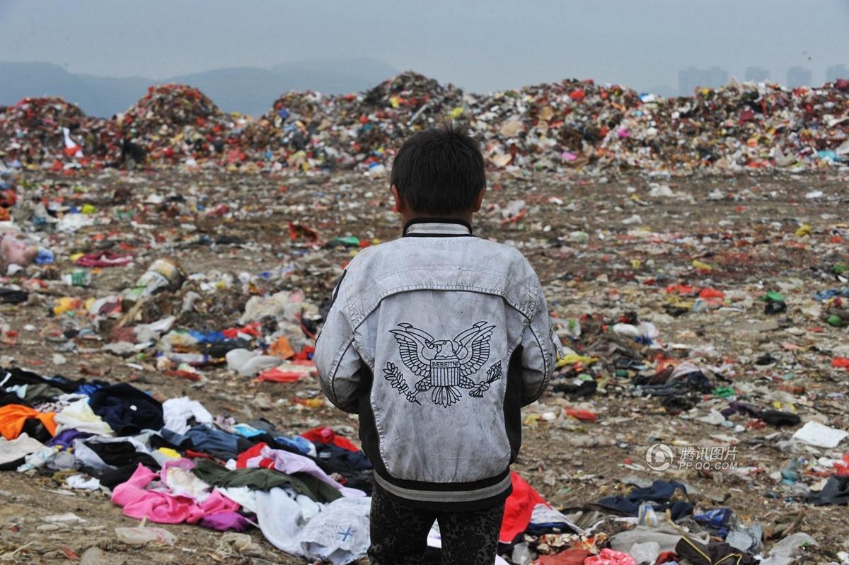 组图垃圾场拾荒儿童没有新年躺垃圾堆中吃苹果