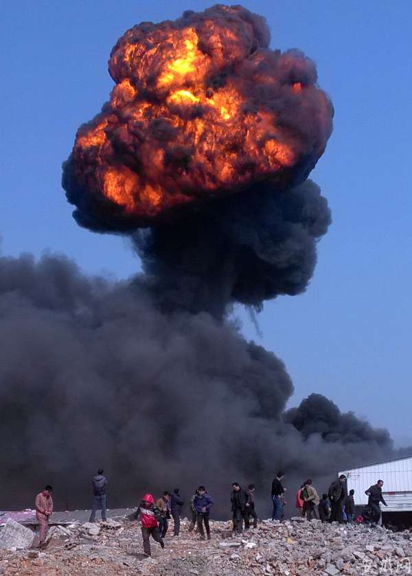 合肥一回收站爆炸现骇人蘑菇云 油漆罐炸飞如下雨_安徽频道_凤凰网