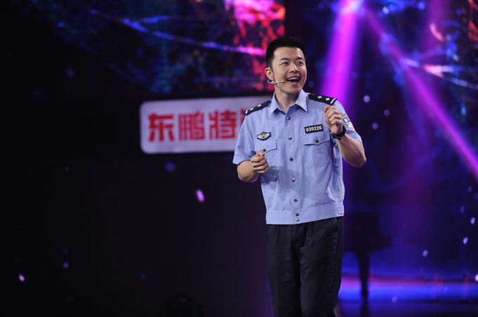 欧阳超今年26岁,他出生于一个警察世家,现在是温州出入境管理处的一名