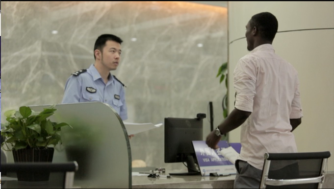 欧阳超今年26岁,他出生于一个警察世家,现在是温州出入境管理处的一名