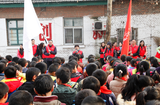 三胞义工社"欢乐助学行 三胞集团再向外来工子弟小学送温暖