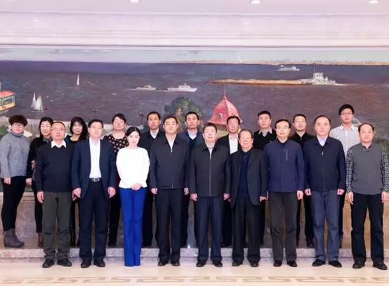 (张晏佳与黑龙江省市长协会领导合影留念)