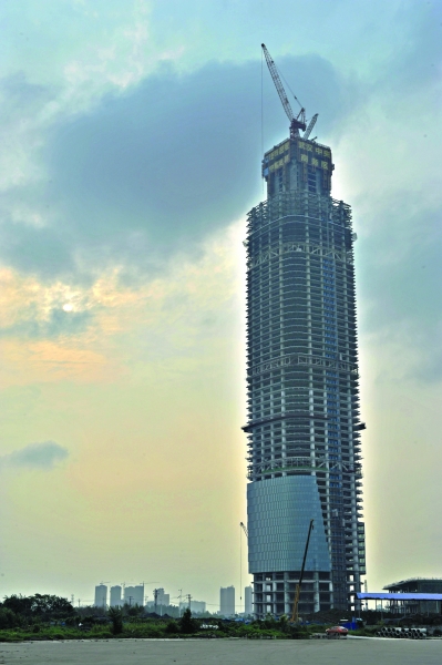 武汉中心大厦高度突破300米 高度跃升华中第一