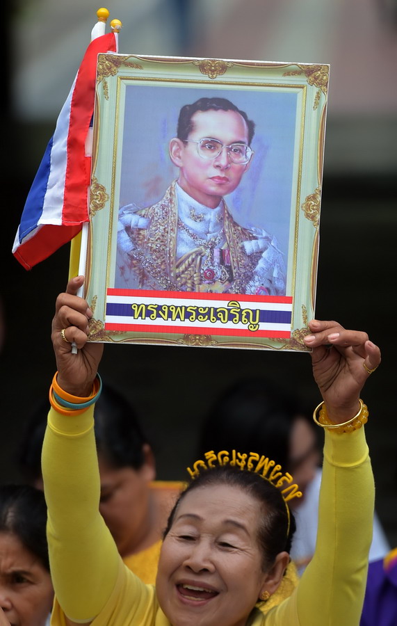 泰国国王普密蓬出席加冕65周年庆典