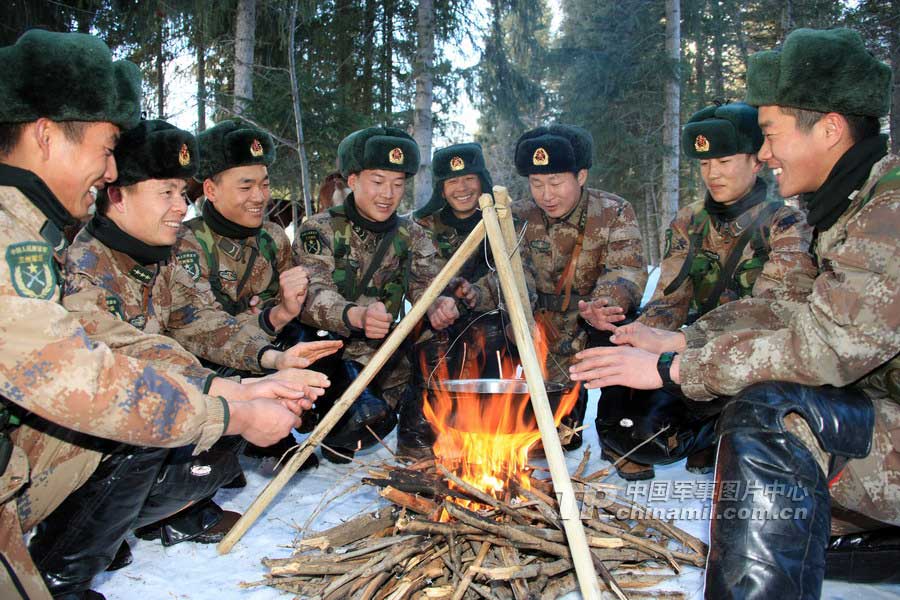 生火取暖,我们在艰苦中乐趣无穷.