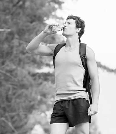 外出游玩别忘喝水警惕咽炎成假日病