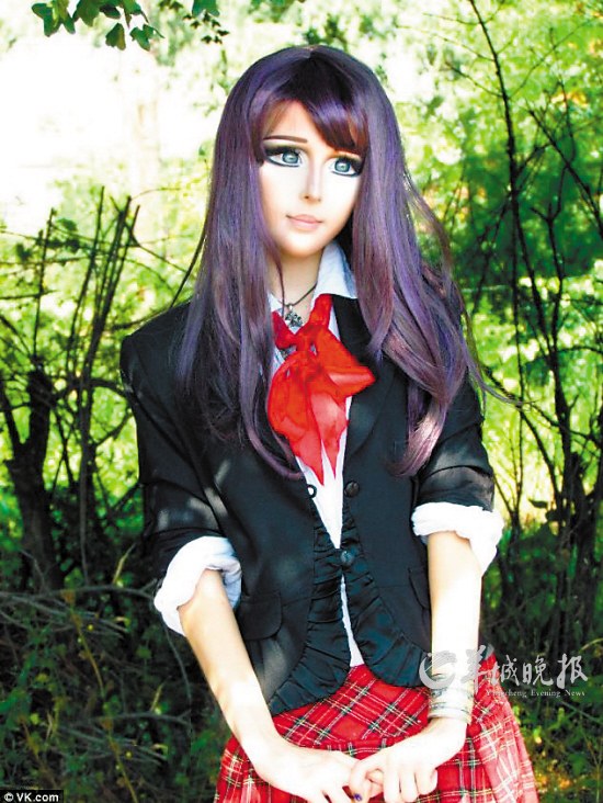 19岁的席帕吉娜将自己装扮成动漫人物