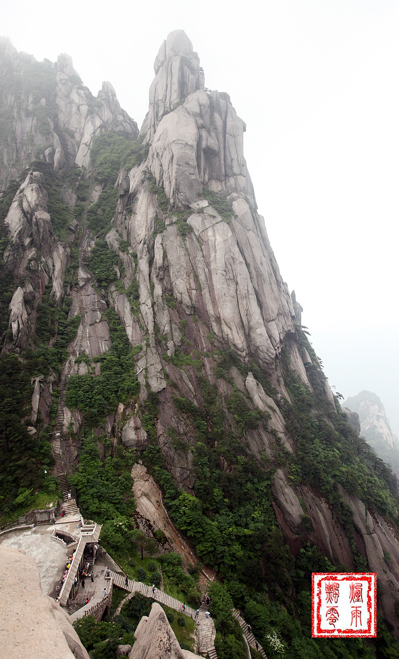 一根黄瓜5块,一个西红柿5元,一个苹果5元(光明顶附近的价格),半山腰的