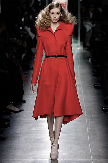 图赏夸张的褶皱花瓣式设计以及大红色的扎染印花或许是整个秀场的亮点