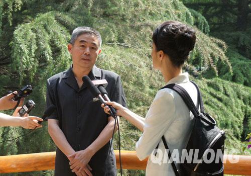 北京市动物园吴兆铮园长向记者详细介绍百木园.摄影:千龙网 王芳
