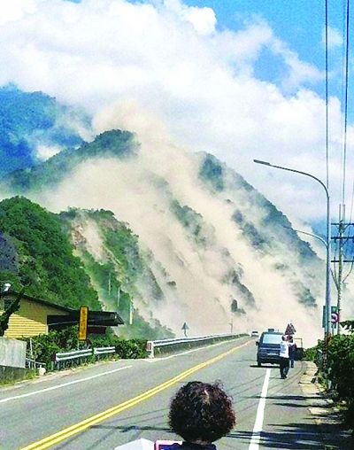 台湾南投67级地震引发山崩