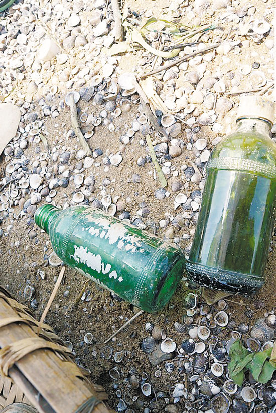 记者在渔船上找到的装有敌敌畏的玻璃瓶记者在渔船上找到的装有敌敌畏