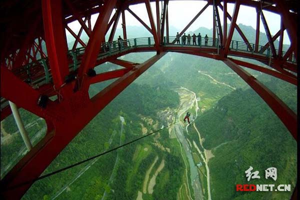 6名国际低空跳伞运动员在湘西矮寨大桥试跳