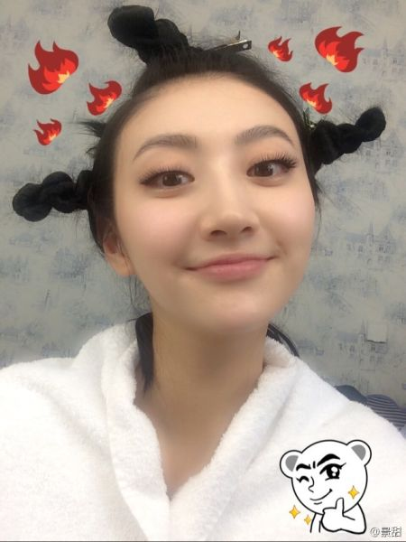 景甜晒羊角发型卖萌 网友调侃:女神你又调皮了(图)