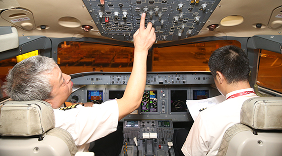 arj21-700飞机104架机完成最小飞行机组试飞(图)