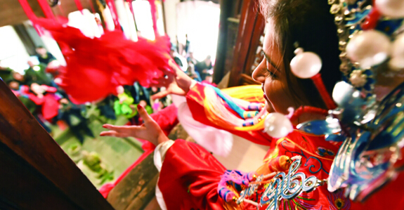 新娘从绣楼上往下抛绣球