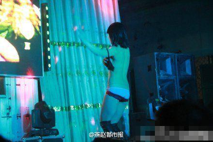 河北邯郸一农村办葬礼请女郎跳脱衣舞助兴图