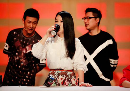 李湘王岳伦拥抱 近日,江苏卫视原创大型明星夫妇真人秀《为她而战》