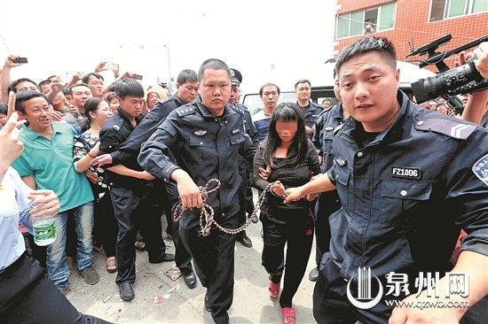 福建女人贩指认现场时被数千民众唾骂 手臂上满是唾液