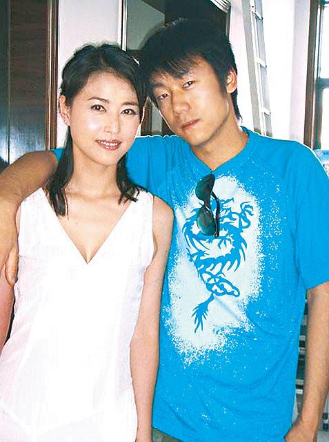 48岁周海媚自曝与小男友一见钟情蹲地上为其炒菜