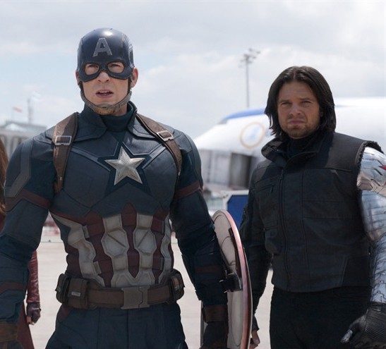 《美国队长3》中的美队与冬兵时光网讯 对《美国队长》的粉丝们来说