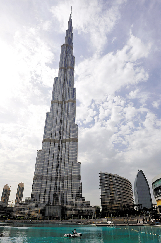 哈利法塔(burj khalifa tower)原名迪拜塔(burj dubai),又称迪拜大厦