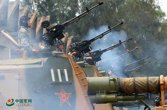 资料图:南京军区某炮兵团整装待发