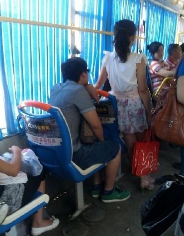 实拍青岛公交车光天化日猥琐一幕