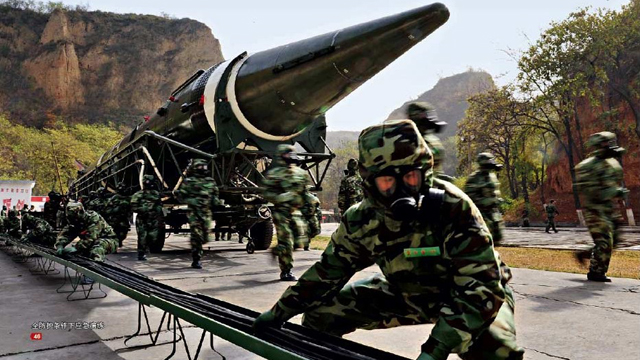 美专家:面对中国二炮美军航母被迫退出东海