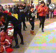 gif动图150313:广场大妈斗舞完整流传版 结尾甩发是标配