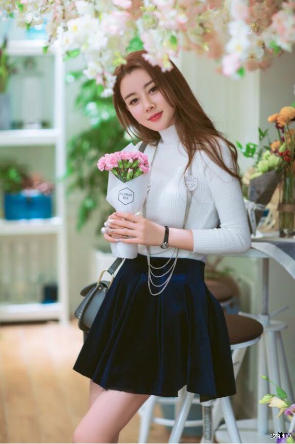 南广校花周奕彤化身知性女神为网友解惑