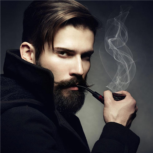 男叼烟斗头像图片