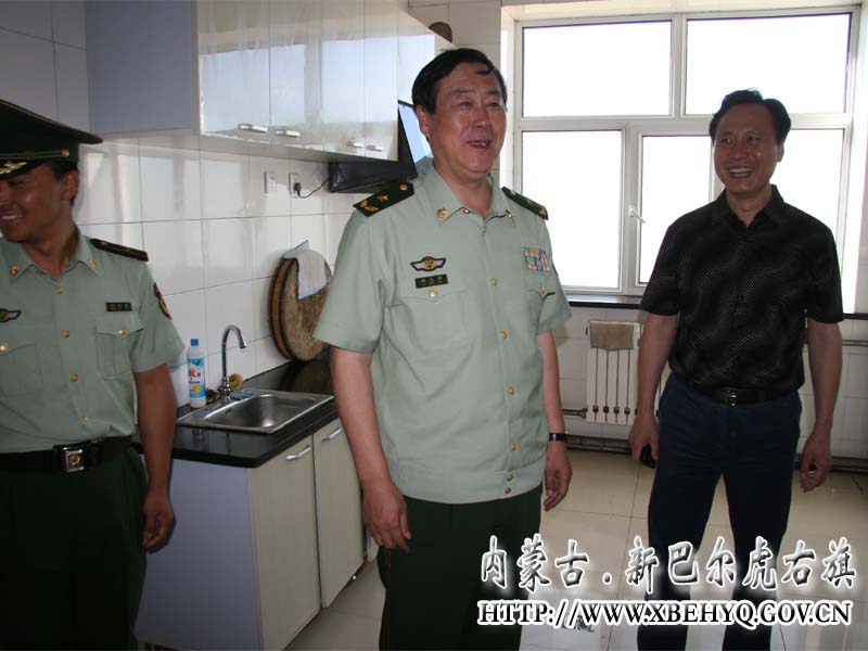 内蒙古自治区边防总队总队长吕文彦少将2010年调研边境工作.