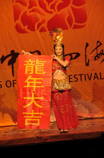 沈娟表演魔术《天女散花》.王明升 摄