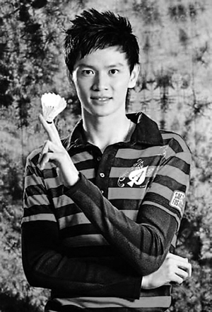 鲍春来改做主持人.  (资料图片)